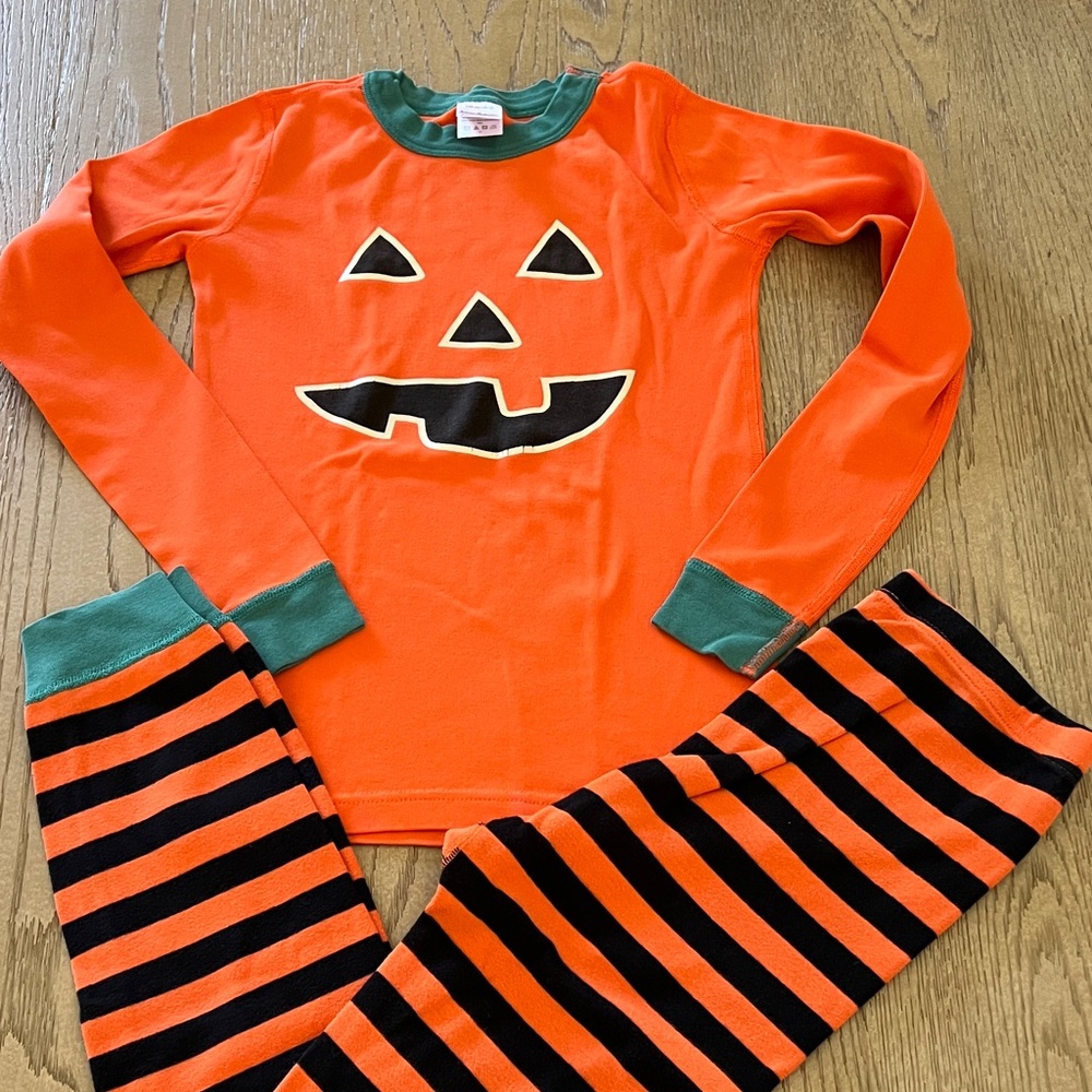 Hanna Andersson pajama set.
Kid size 12. 100% organic cotton. Halloween print! 🎃
